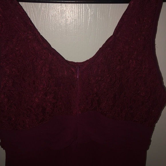 Maroon chiffon and lace gown - Picture 3 of 4